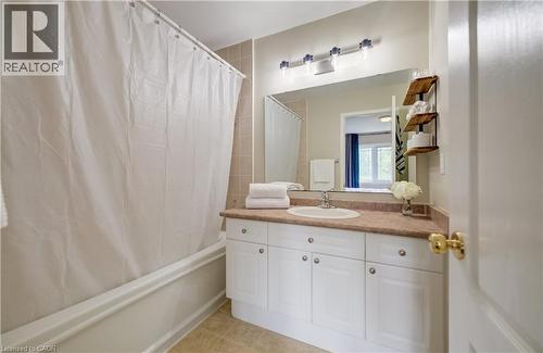 35 Grosvenor Lane, Cambridge, ON - Indoor Photo Showing Bathroom
