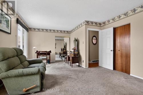 2799 Dumaurier Avenue, Ottawa, ON - Indoor Photo Showing Living Room