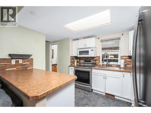 2395 Pleasant Valley Road Unit# 5, Armstrong, BC - Indoor Photo Showing Kitchen