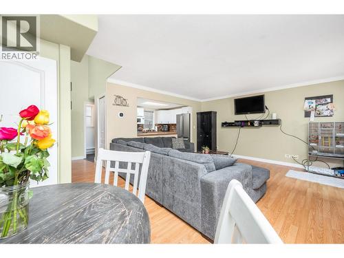 2395 Pleasant Valley Road Unit# 5, Armstrong, BC - Indoor Photo Showing Living Room