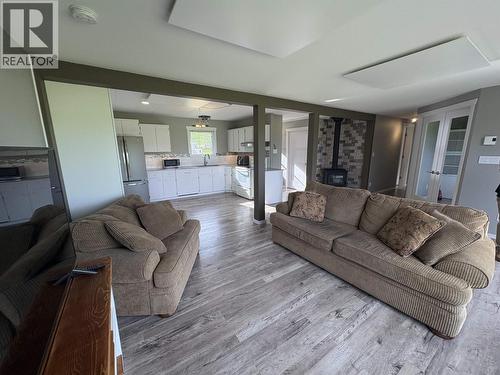 20154 Beattie Drive, Hudsons Hope, BC - Indoor Photo Showing Living Room
