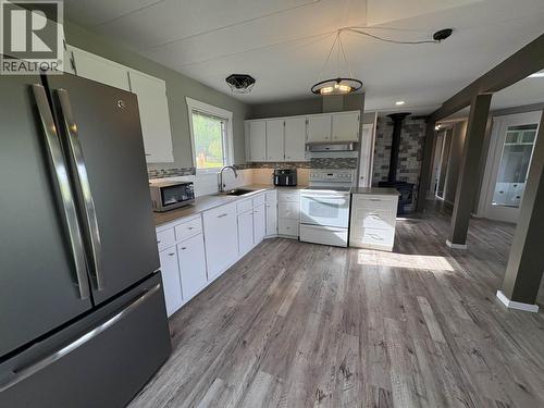 20154 Beattie Drive, Hudsons Hope, BC - Indoor Photo Showing Kitchen