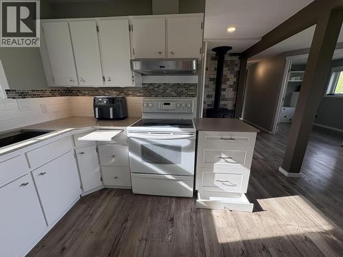 20154 Beattie Drive, Hudsons Hope, BC - Indoor Photo Showing Kitchen