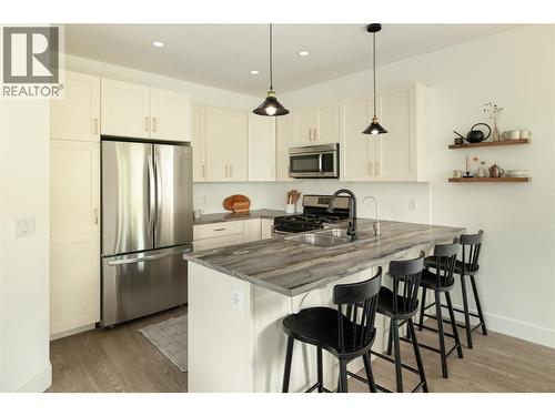 1209 Bergamot Avenue, Kelowna, BC - Indoor Photo Showing Kitchen