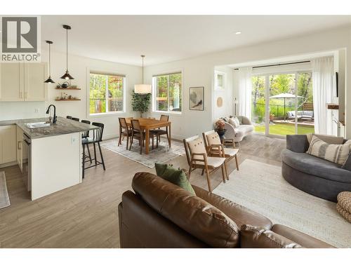 1209 Bergamot Avenue, Kelowna, BC - Indoor Photo Showing Living Room