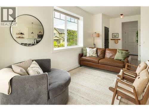 1209 Bergamot Avenue, Kelowna, BC - Indoor Photo Showing Living Room