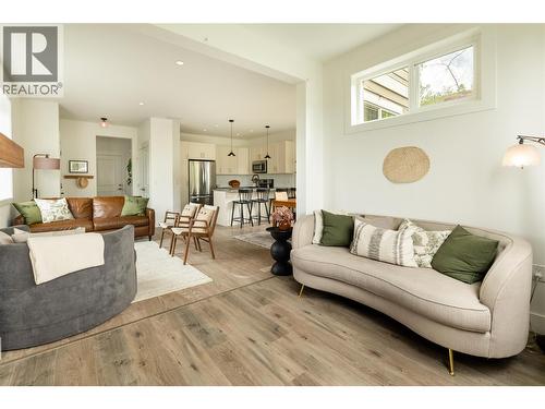 1209 Bergamot Avenue, Kelowna, BC - Indoor Photo Showing Living Room