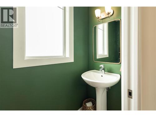 1209 Bergamot Avenue, Kelowna, BC - Indoor Photo Showing Bathroom