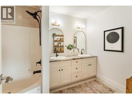 1209 Bergamot Avenue, Kelowna, BC - Indoor Photo Showing Bathroom