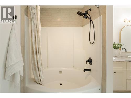 1209 Bergamot Avenue, Kelowna, BC - Indoor Photo Showing Bathroom