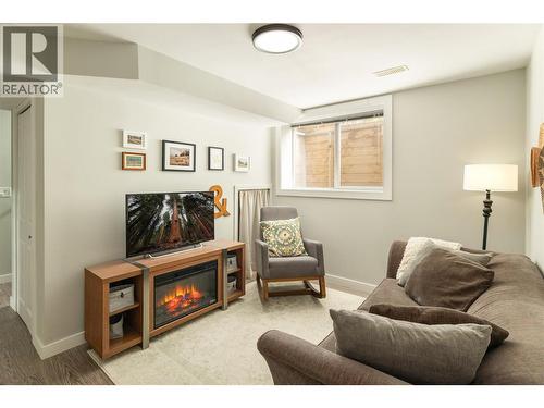 1209 Bergamot Avenue, Kelowna, BC - Indoor With Fireplace