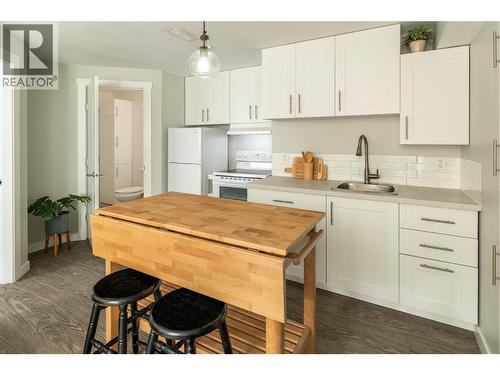 1209 Bergamot Avenue, Kelowna, BC - Indoor Photo Showing Kitchen