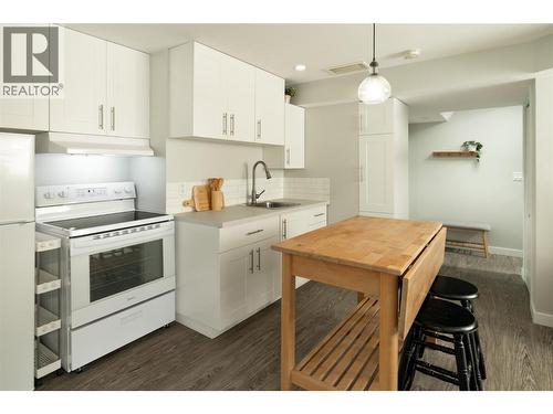 1209 Bergamot Avenue, Kelowna, BC - Indoor Photo Showing Kitchen
