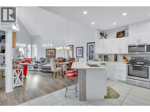 This photo has the owners furnishings but they have now been removed. - 1088 Sunset Drive Unit# 635, Kelowna, BC - Indoor Photo Showing Kitchen