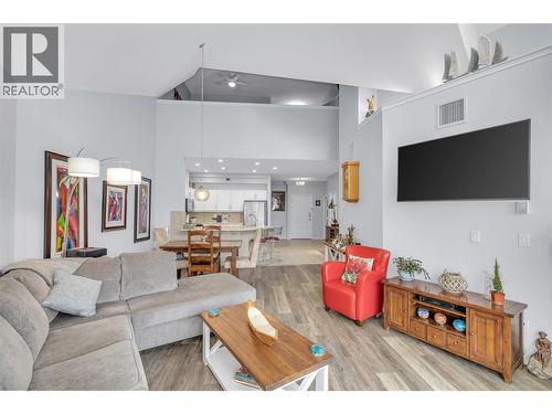 This photo has the owners furnishings but they have now been removed. - 1088 Sunset Drive Unit# 635, Kelowna, BC - Indoor Photo Showing Living Room