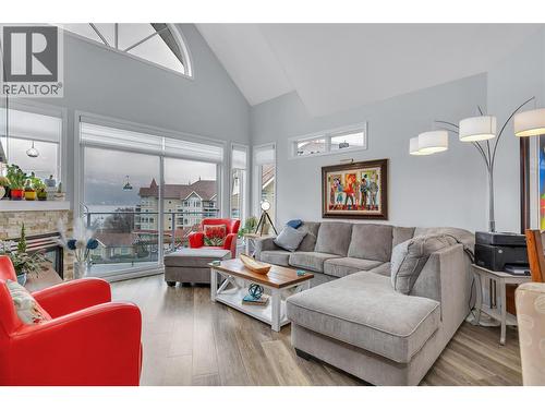 This photo has the owners furnishings but they have now been removed. - 1088 Sunset Drive Unit# 635, Kelowna, BC - Indoor Photo Showing Living Room