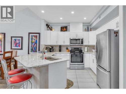 This photo has the owners furnishings but they have now been removed. furnishings. - 1088 Sunset Drive Unit# 635, Kelowna, BC - Indoor Photo Showing Kitchen