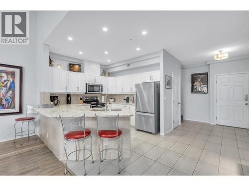 This photo has the owners furnishings but they have now been removed. - 1088 Sunset Drive Unit# 635, Kelowna, BC - Indoor Photo Showing Kitchen
