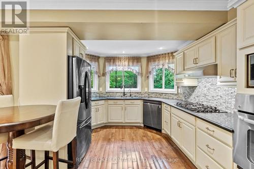 63 Haskell Crescent, Aurora, ON - Indoor Photo Showing Kitchen With Upgraded Kitchen