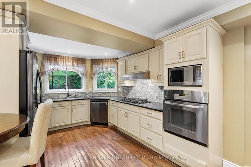 63 Haskell Crescent, Aurora, ON - Indoor Photo Showing Kitchen With Upgraded Kitchen