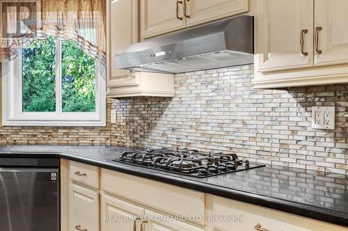 63 Haskell Crescent, Aurora, ON - Indoor Photo Showing Kitchen With Upgraded Kitchen