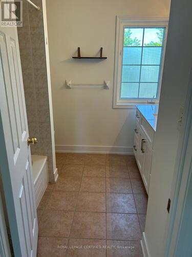 5612 Thorn Lane, Burlington, ON - Indoor Photo Showing Bathroom