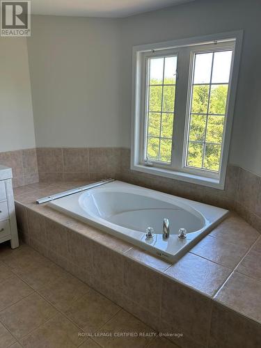 5612 Thorn Lane, Burlington, ON - Indoor Photo Showing Bathroom