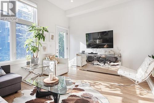 144 Florence Street, Ottawa, ON - Indoor Photo Showing Living Room
