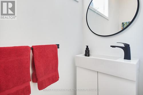 144 Florence Street, Ottawa, ON - Indoor Photo Showing Bathroom