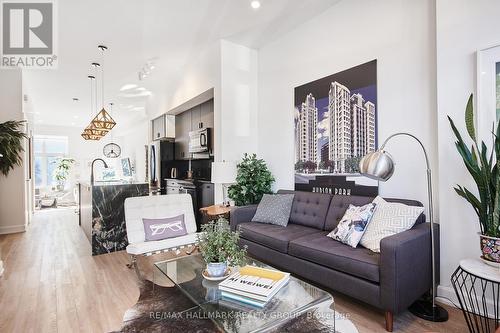 144 Florence Street, Ottawa, ON - Indoor Photo Showing Living Room