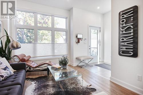 144 Florence Street, Ottawa, ON - Indoor Photo Showing Living Room