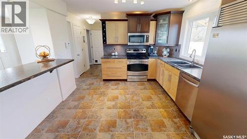 Sw22-15-15-W2, Rm Of Francis #127 Sk, Francis Rm No. 127, SK - Indoor Photo Showing Kitchen With Double Sink