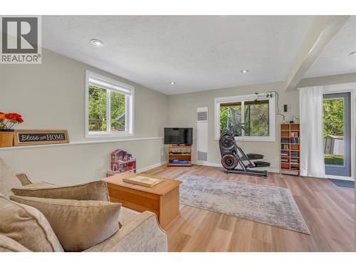14406 Latimer Avenue, Summerland, BC - Indoor Photo Showing Living Room