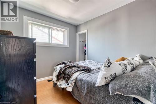 Bedroom featuring light wood-finish flooring and a neutral color palette - 151 Winchester Boulevard, Hamilton, ON - Indoor Photo Showing Bedroom