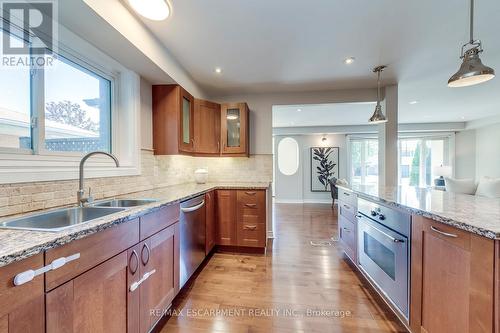 5281 Cindy Lane, Burlington, ON - Indoor Photo Showing Kitchen With Double Sink With Upgraded Kitchen