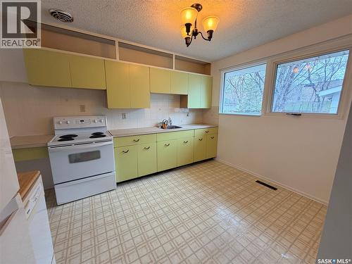 70 Lindsay Drive, Saskatoon, SK - Indoor Photo Showing Kitchen