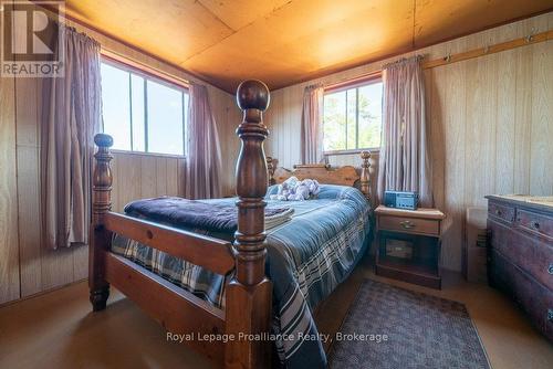 258 Skootamatta Lake, Addington Highlands (Addington Highlands), ON - Indoor Photo Showing Bedroom