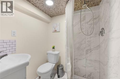 6384 Thornberry Crescent, Windsor, ON - Indoor Photo Showing Bathroom