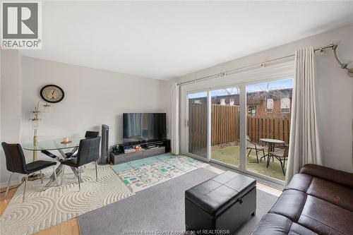 6384 Thornberry Crescent, Windsor, ON - Indoor Photo Showing Living Room
