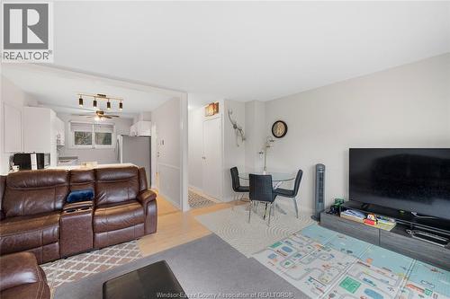 6384 Thornberry Crescent, Windsor, ON - Indoor Photo Showing Living Room
