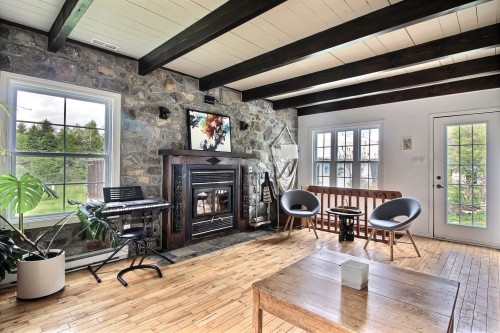 Salon - 583 Rg St-Denis, Saint-André-Avellin, QC - Indoor With Fireplace