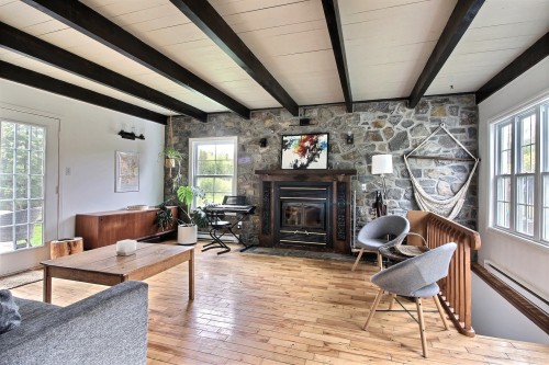Salon - 583 Rg St-Denis, Saint-André-Avellin, QC - Indoor With Fireplace