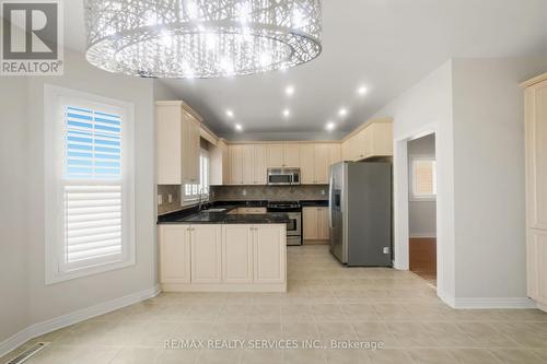 20 Switchback Trail, Brampton, ON - Indoor Photo Showing Kitchen