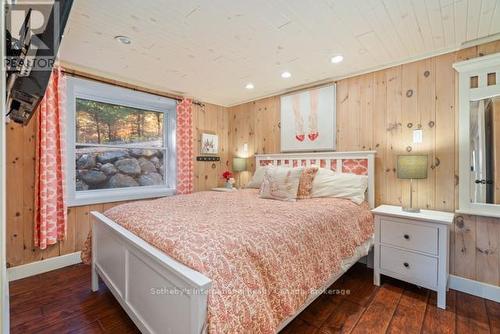 5 - 1028 Oak Street, Muskoka Lakes (Medora), ON - Indoor Photo Showing Bedroom