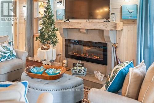 5 - 1028 Oak Street, Muskoka Lakes (Medora), ON - Indoor Photo Showing Living Room With Fireplace