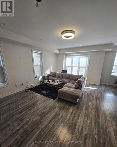 27 - 1 Leggott Avenue, Barrie, ON - Indoor Photo Showing Living Room