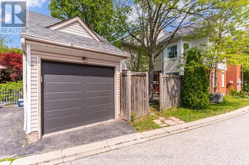 1179 Treetop Terrace, Oakville, ON - Outdoor