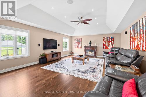 1453 Notre Dame Street, Russell, ON - Indoor Photo Showing Living Room