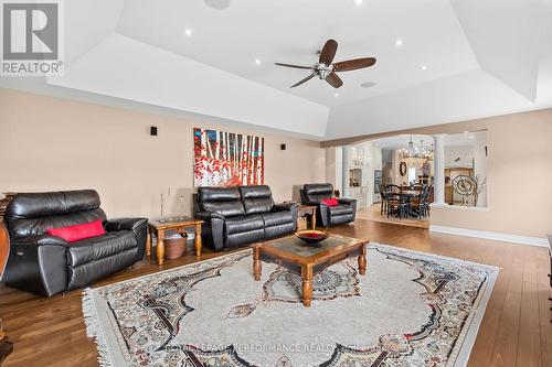 1453 Notre Dame Street, Russell, ON - Indoor Photo Showing Living Room