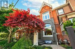 82 DAWES ROAD Toronto, ON M4C 5B3